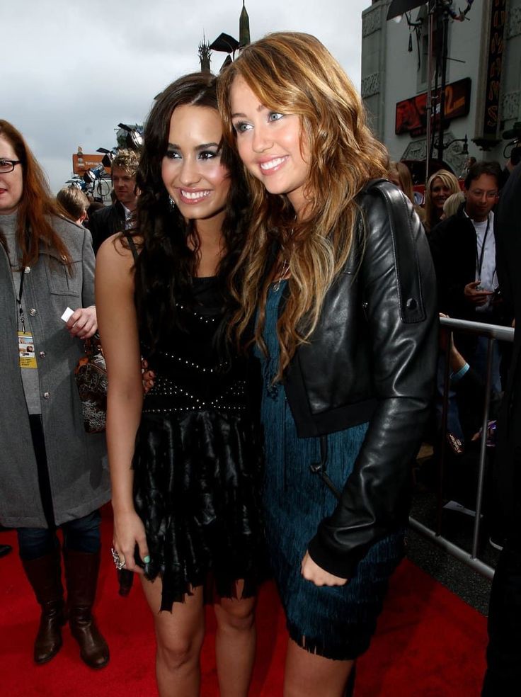 Who Is Demi Lovato Dating W Noah Cyrus Current Status Relationship History Timeline And