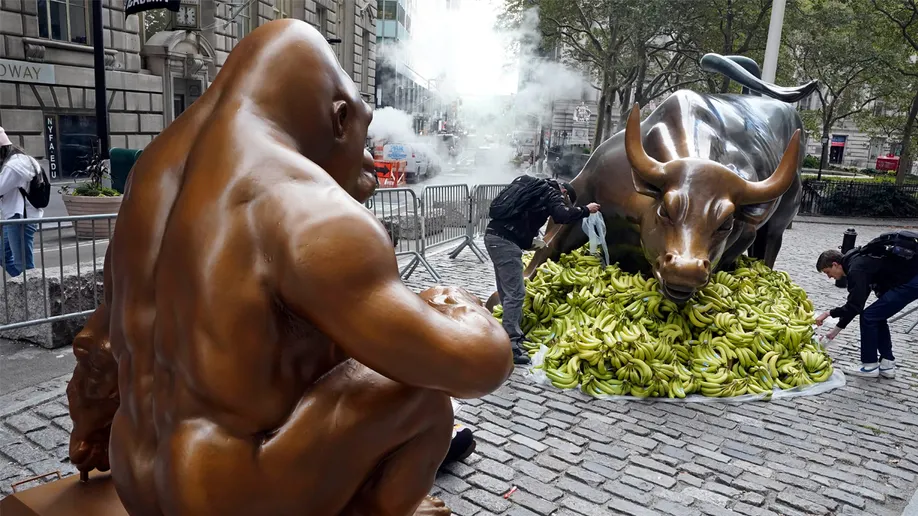 The Ape Statue Has Arrived in WallStreet With 10,000 bananas