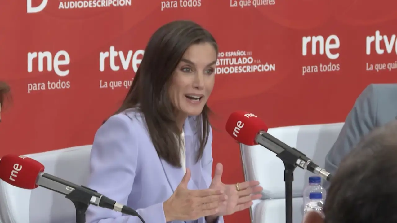 The video of the moment in which Queen Letizia spoke on the radio after years without stepping on a set