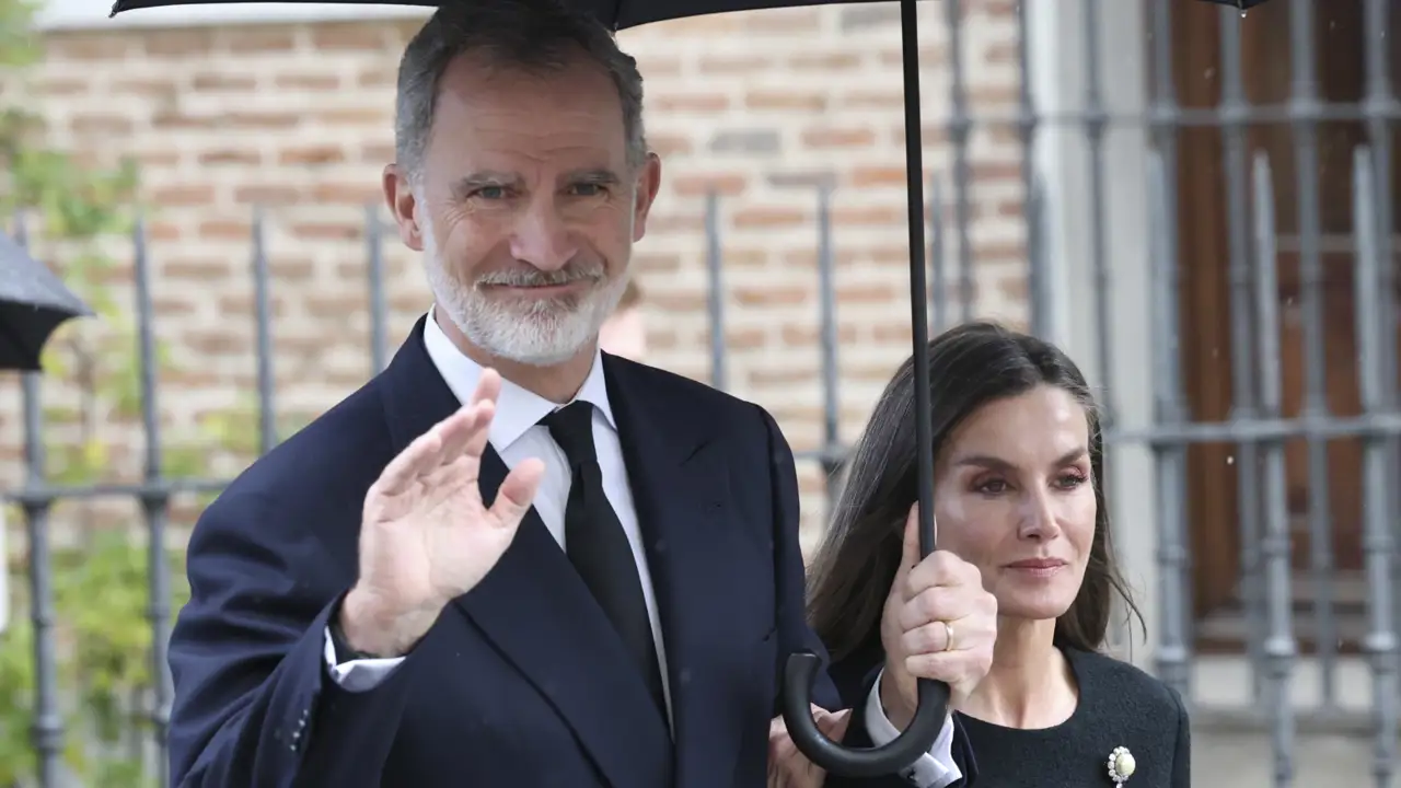 Felipe, Letizia and Queen Sofía take action after the DANA disaster in Valencia: money, troops and a very active role