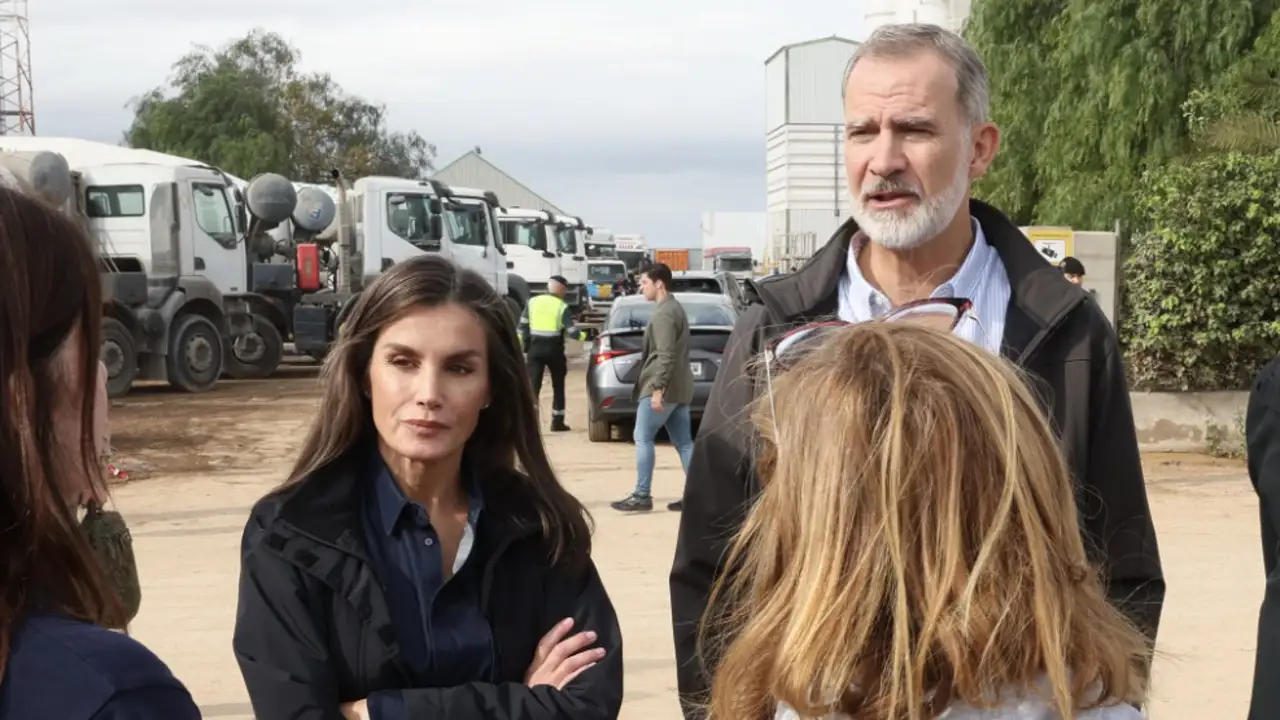 Dismay and desolation on the faces of Kings Felipe and Letizia upon their arrival in Valencia: First images in Paiporta and Chiva